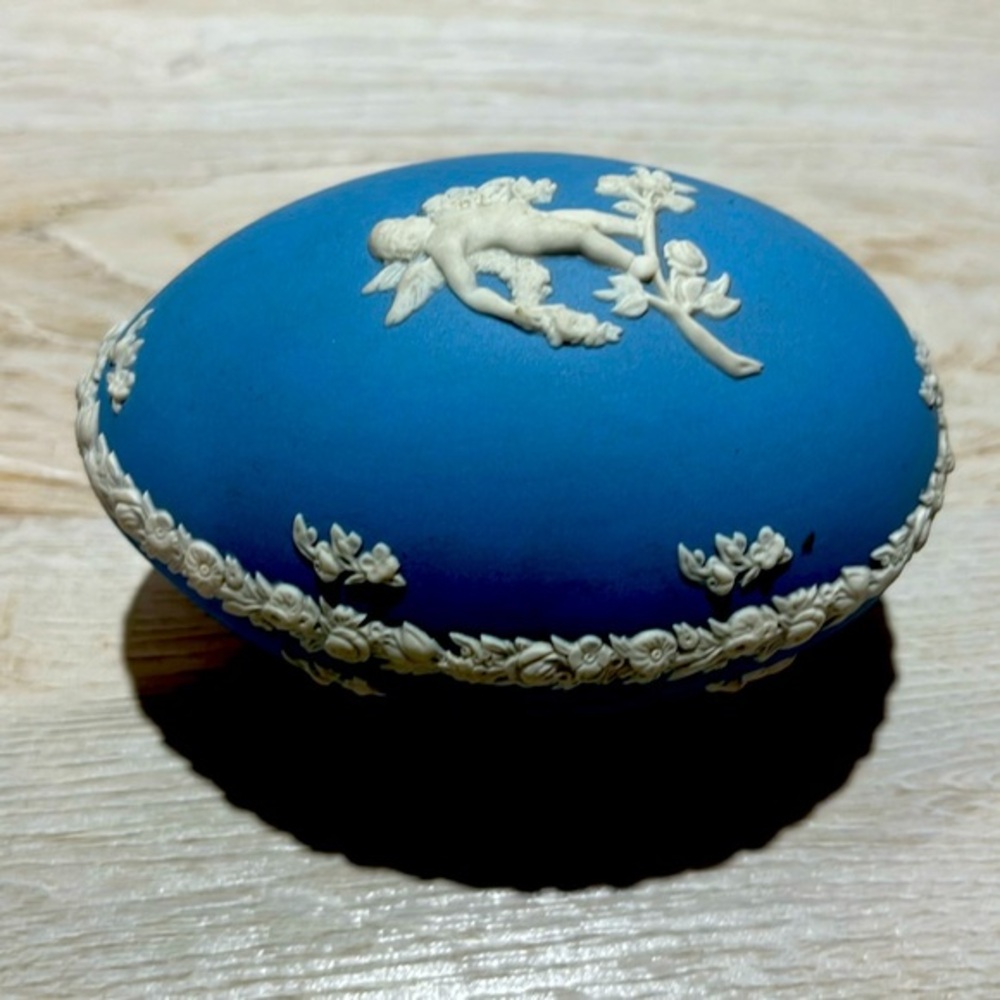 Vintage wedge wood blue and white cherub egg shaped trinket box